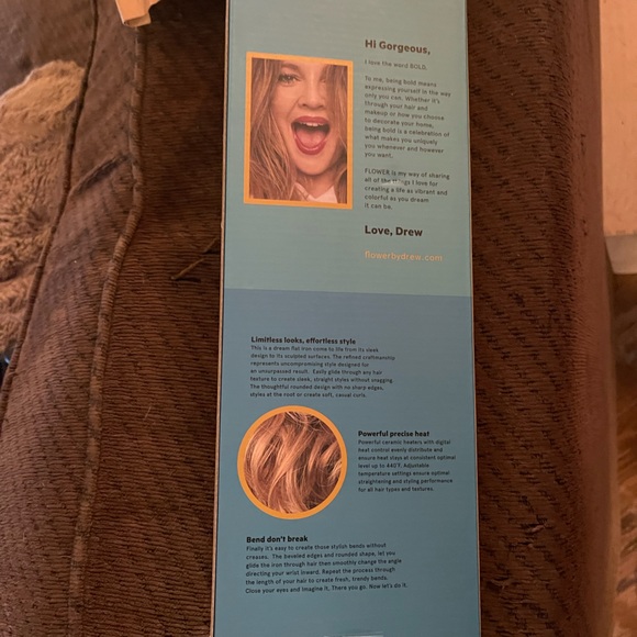 Drew Barrymore flat iron new in box Flower Beauty - Picture 2 of 3